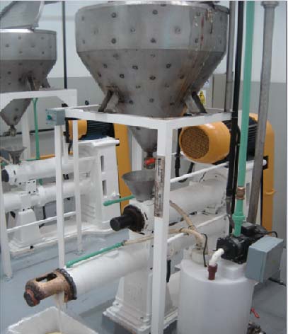 La elaboración del fondant implica el batido del jarabe base en dos etapas: prebatido y batido; el proceso requiere vapor de agua y agua fría para refrigeración.