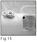 (Figura 13) Enrede el hilo hacia la derecha alrededor de la bobina varias veces. Deslice el botón de velocidad para comenzar bobinado. (Fig.