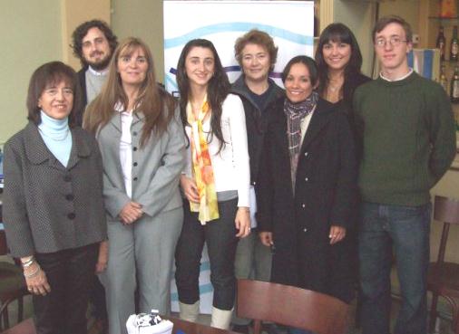 Voluntarios de Santa Fe y Gálvez con miembros de la Fundación en la presentación del Banco de Datos en Santa Fe.