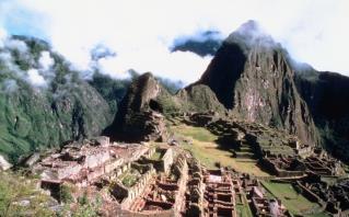 12 TARJETA K Artistic culture in the Hispanic World El patrimonio cultural Machu Picchu, en peligro? UNESCO Patrimonio de la Humanidad En 2014 un millón de turistas visitaron el Machu Picchu.