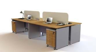 Natural cherry Gris claro Estaciones rectas para cuatro (4) personas Combinación de escritorios organizadas como estaciones modulares de trabajo, complementados con el panel de privacidad.
