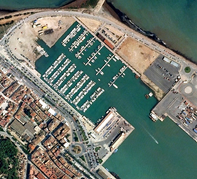 Localización de los principales servicios del puerto pesquero de Denia Dentro de las instalaciones que conforman el puerto de Denia, se localiza una zona exclusiva donde se encuentran todos los