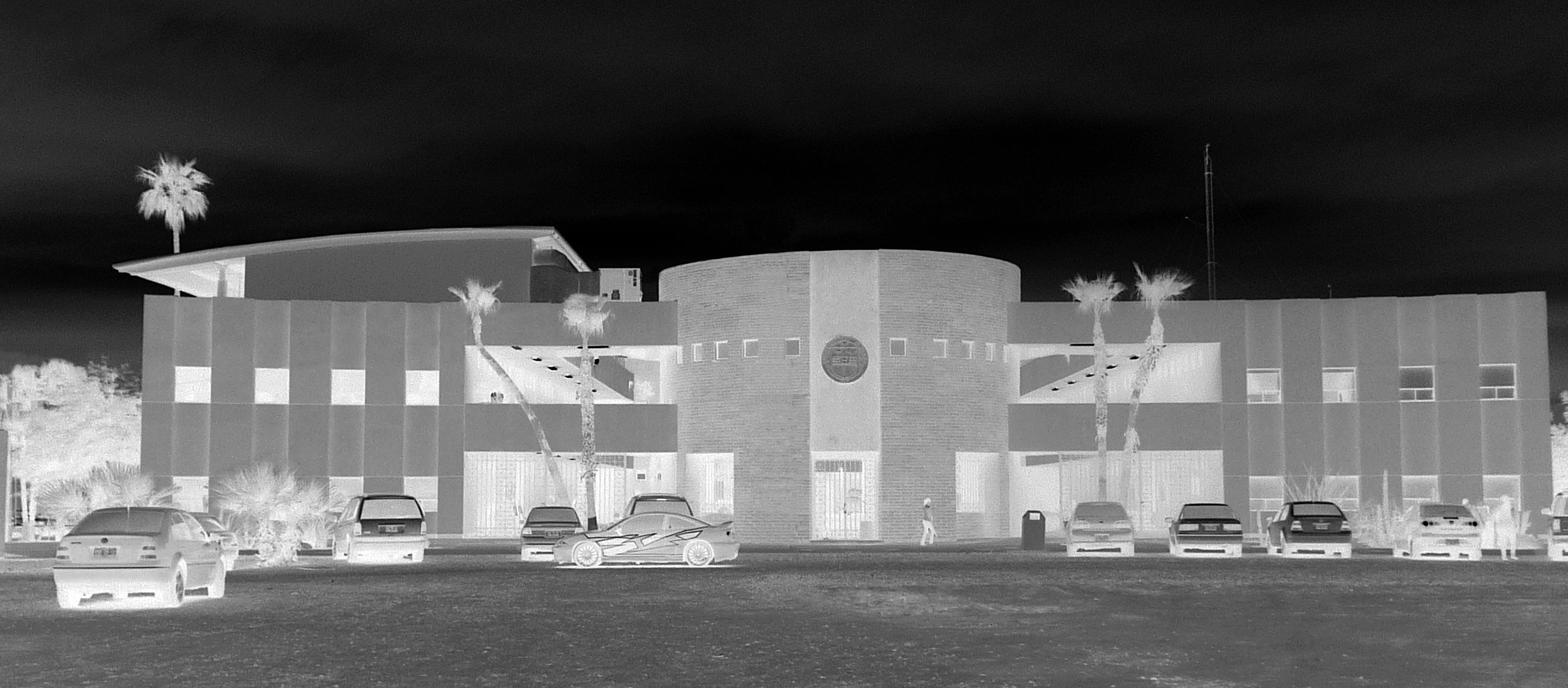 120 Estudios de Arquitectura Bioclimática Vol. X Figura 13. Azotea del edificio 3-O. Obra en proceso, colocando marcos estructurales, vista hacia el oriente. Fuente: Gilberto Romero.