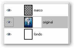 Organiza las capas en el orden que ves en la imagen. 5. Selecciona la capa Marco, y crea un marco del grosor que desees, (aprox. 15 px, alrededor de la imagen).