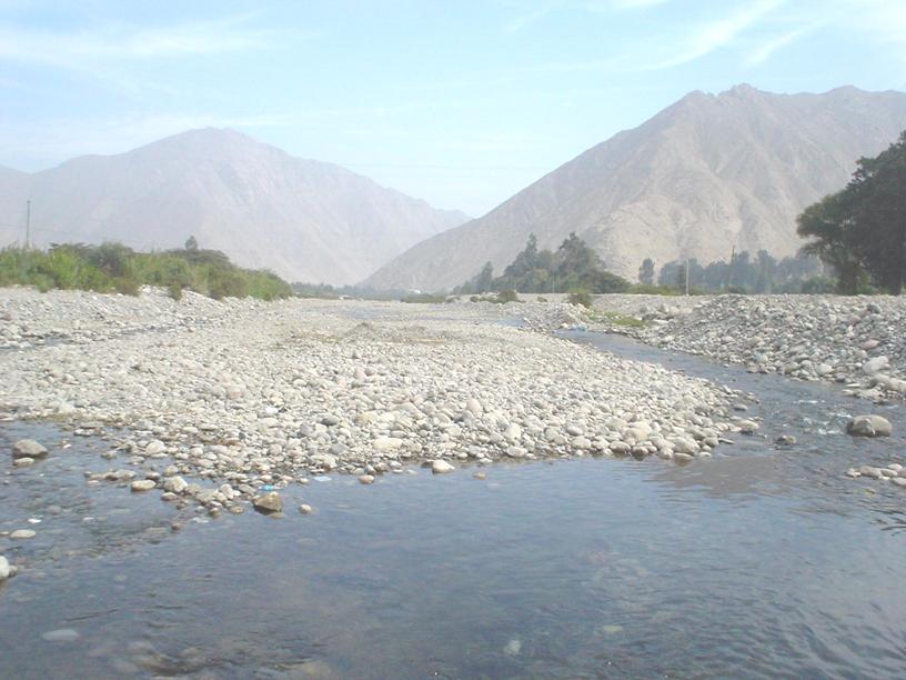 VALLES Llanura de tierra humedecida por las aguas de los ríos y que se encuentra entre montañas o alturas.