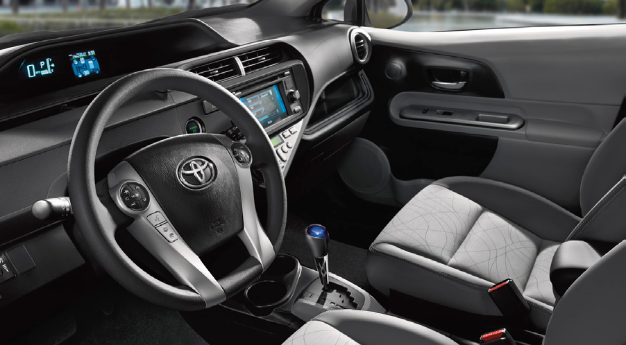 Se muestra el interior del Prius c Four tapizado en SofTex en color Light Blue Gray. Y hablando de asientos traseros, o más exactamente, del espacio debajo de ellos.