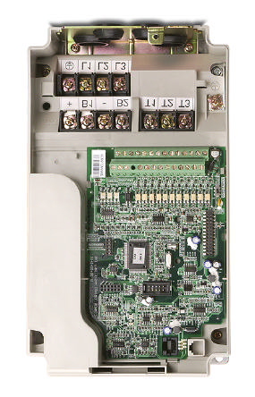 Partes externas y etiquetas; mostrado el GS3-25P0: Orificios de montaje Ranuras de ventilación Placa de Identificación Cubierta teclado digital Aletas de disipación de calor