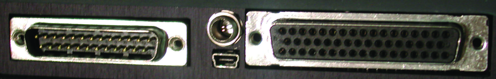 3. MANEJO CONECTORES DE LA MAQUINA Conector tipo D 25 pines Usado para conectar la maquina al vehiculo.