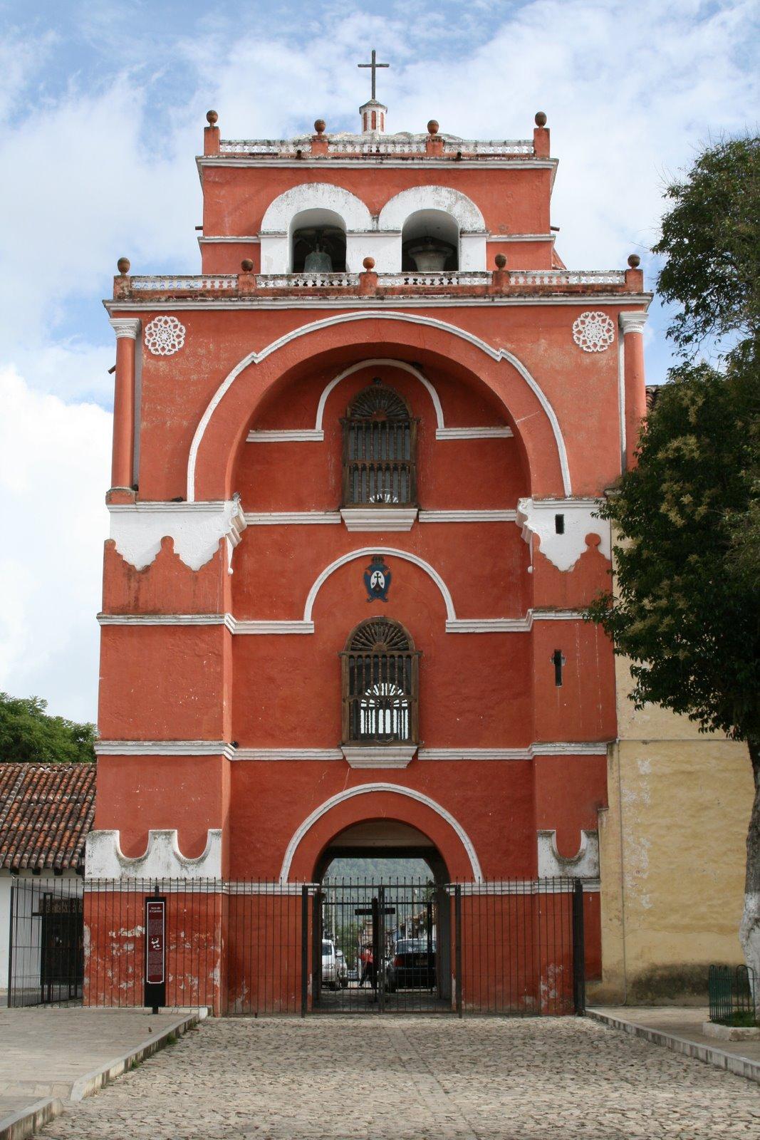 La Torre del Carmen Originalmente fue parte de un convento de monjas erigido en 1597 por el obispo Andrés Ubilla, para dar refugio a 236 doncellas nobles, hijas de descubridores y pobladores pobres,