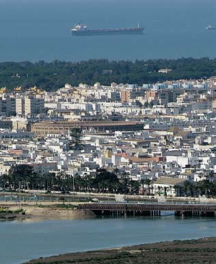 El Puerto de Santa María El Puerto de Santa María se localiza en la desembocadura del río Guadalete, en el corazón de la Bahía de Cádiz, al sur de Andalucía, concretamente en la orilla norte de la