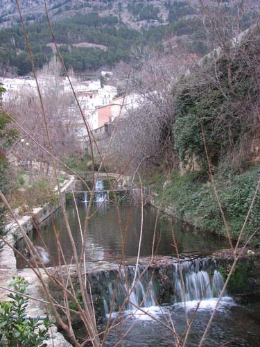 RECURSOS NATURALES: Aguas Superficiales El Cerezuelo, también llamado río Cazorla, nace en el paraje conocido como Nacelrío en la Sierra de Cazorla y desemboca en el Guadalquivir.
