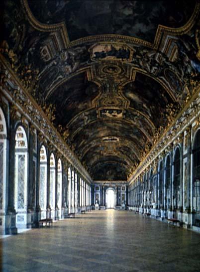 75 metros de longitud Bóvedas con Pinturas acciones Luis XIV Triunfos Sobredorados (Profusa decoración) Arcos enmarcados en dintel Separa salón De la paz y de la Guerra Espejos y ventanas dan
