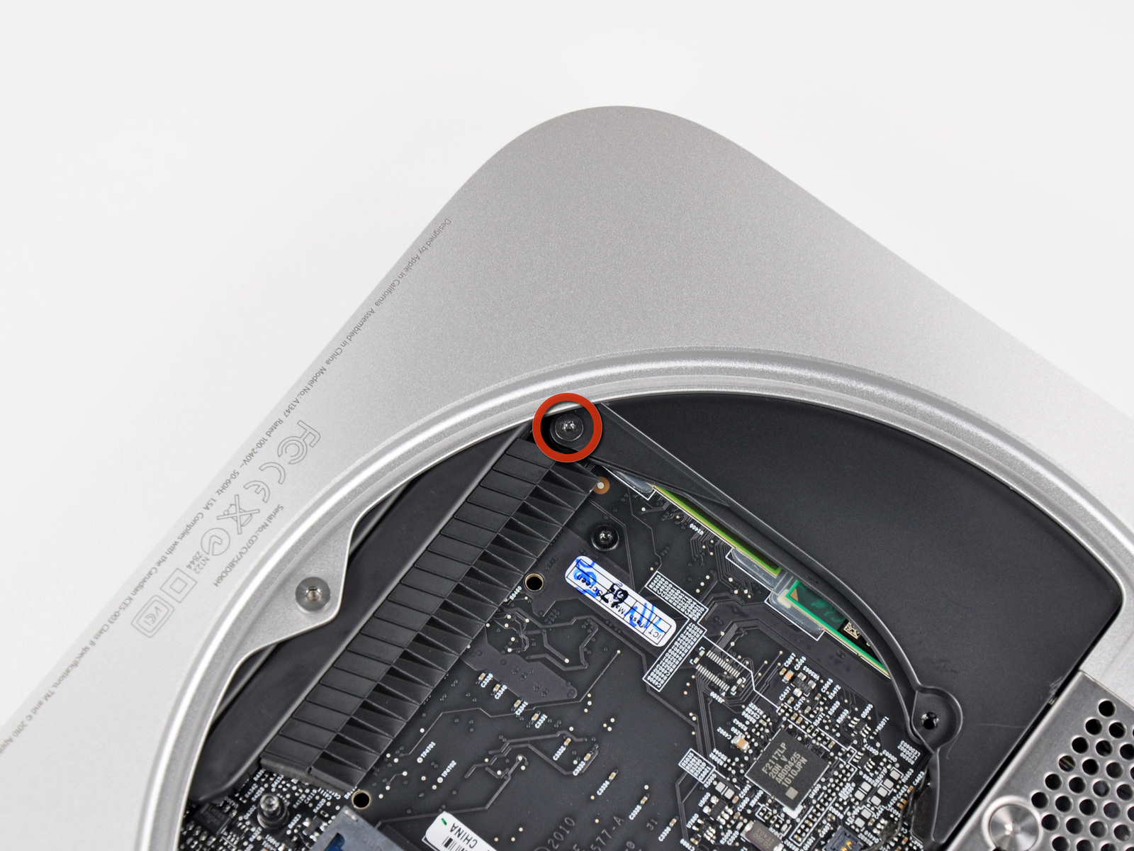 Reemplazo Mac Mini mediados de 2011 sensor de infrarrojos Paso 5 Extraiga el ventilador de la mini de espacio suficiente para acceder a su conector.