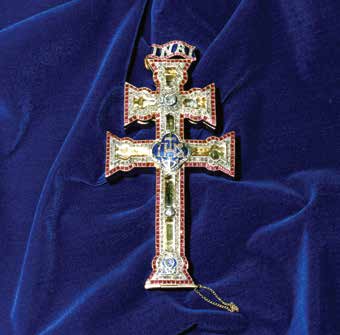 EL ORIGEN La Cruz de Caravaca es una cruz de las denominadas patriarcales, compuestas de un pie y dos travesaños paralelos y desiguales que forman cuatro brazos.