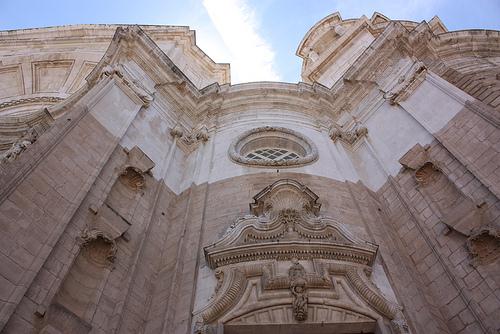 Fachada alabeada de la catedral de Cádiz ALABEADO Efecto de
