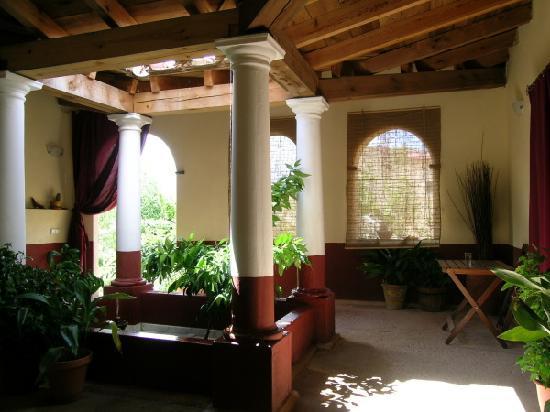 ATRIO En la casa romana es un patio porticado, centro del hogar.
