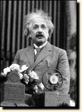 1905 Annus mirabilis Pinchando en la foto puede oir a Einstein explicando la fórmula Septiembre: publica una importante consecuencia de la relatividad