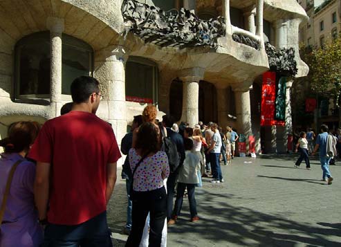 LA INNOVACIÓN EN NUESTRA OBRA SOCIAL LA PEDRERA DE CAIXA CATALUNYA Primera apuesta fuerte y decidida por el modernismo en Barcelona (1986) que transforma el eje del Passeig de Gràcia.