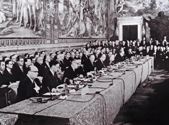 Origen: Comunidades creadas por los tres tratados constitutivos (CECA y CEE 1951 y CEEA 1957), ampliándose tras sucesivas modificaciones hasta llegar al Tratado de Lisboa y a los actuales 27 miembros