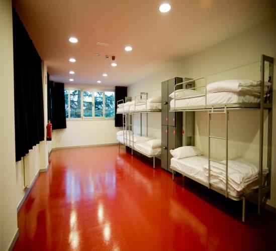 ALBERGUE A El albergue está situado a 5 minutos en metro del centro de Bilbao. Las 104 habitaciones están equipadas con taquillas de cerradura electrónica.