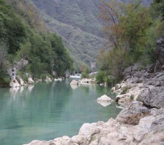 13 Sistema escalón estanque en río Gallinas Riberas rocosas río Santa María Figura 5.
