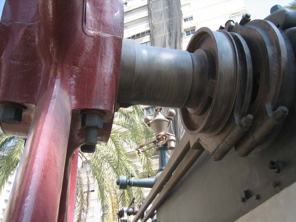 Manivelas excéntricas y barras excéntricas que actuan sobre las válvulas que regulan la entrada de vapor en el