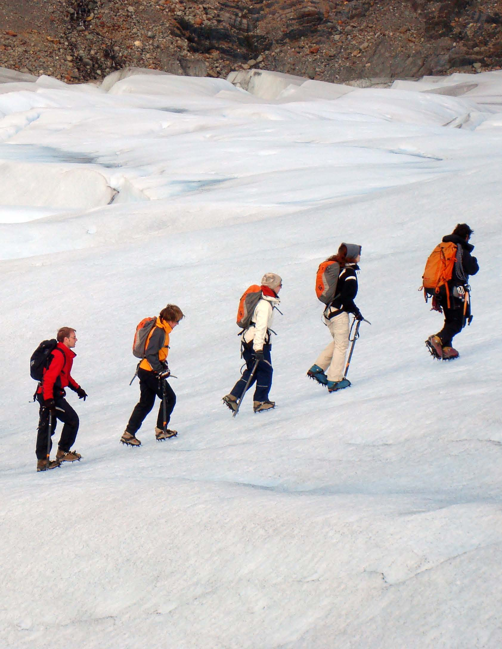 CAMINATA EN HIELO Y NAVEGACIÓN P.M. P4CN Al Campo de Hielo Patagónico Sur Luego de navegar a través del lago, frente a la lengua glaciar se accede a la morrena lateral para caminar por 20 minutos