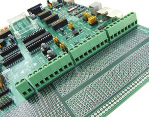 Sistema de desarrollo Easy24-33 v6 25 21.0. Puertos de E/S En el sistema de desarrollo se encuentran seis conectores de 10 pines conectados a los puertos de E/S del microcontrolador.