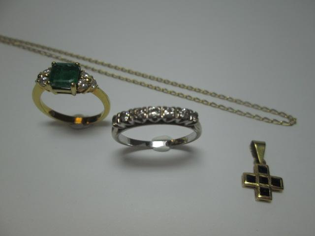 LOTE: L-021 Peso: 15,20 Precio: 260,00 Una sortija de oro bicolor; dos pares de pendientes de oro, unos con perlas de imitación (faltan cierres) y dos chapas de oro.
