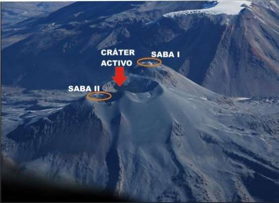 22 Figura 10.- Vista fotográfica aérea del volcán Sabancaya donde se observa el cráter activo actual, y dos notables domos en la zona de cumbre C2.