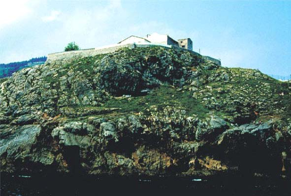 EL YACIMIENTO DE SANTA CATALINA La cueva de Santa Catalina se abre al pie de un acantilado junto al faro del mismo nombre en la localidad de Lekeitio (Vizcaya).