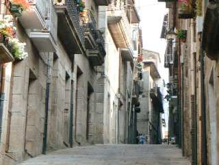 PORTAS NA MURALLA DE OURENSE PORTA DO VILAR: Unha rúa das máis antigas de Ourense. PORTA DO CONCELLO: Estaba ao final da rúa Dr.