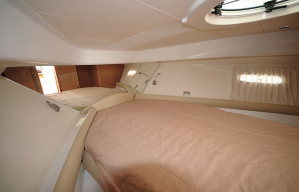 El camarote del armador es sencillo pero confortable. Está ocupado por una cama doble de 1,93 x 1 metros y ofrece una altura de 1,90.
