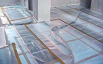 Para la instalación de los folios radiantes, se coloca previamente sobre la superficie a calefactar un aislamiento térmico como puede ser poliestireno extruido (aislamiento rígido de alta densidad) ó