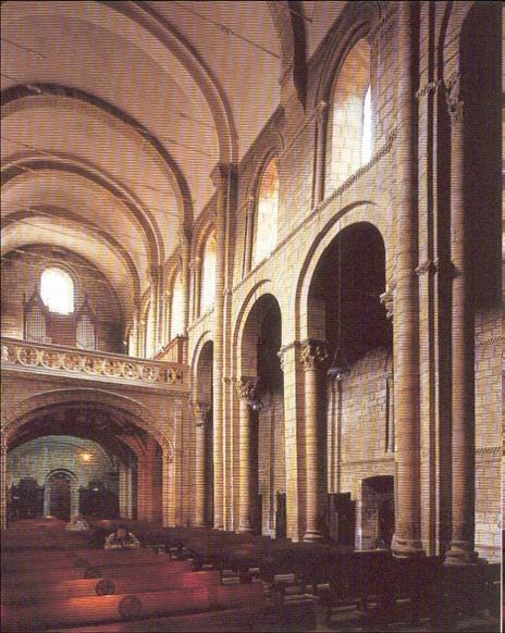 Bóveda de cañón Sucesión de arcos fajones Arco lobulado del transepto 1100 Bóveda de arista Arco de herradura polilobulado Planta de tres naves con sendos ábsides, un transepto levemente destacado y