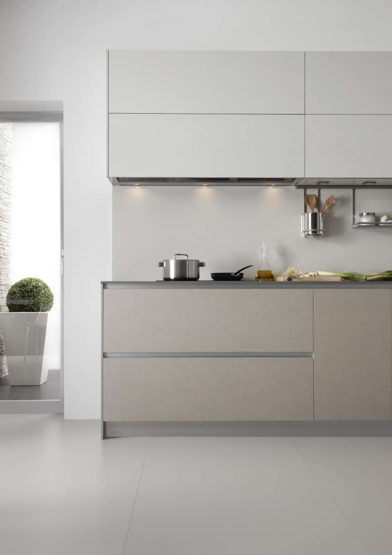 Serie 45 lino natural Materiales con texturas y una gama cromática muy cuidada para esta cocina, con zona de lavadero.