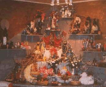 También son arte del sincretismo, la utilización de las figuras de yeso representativas de los Santos católicos y algunas de las fechas que conmemoran a determinados Santos, tales como San Jorge el
