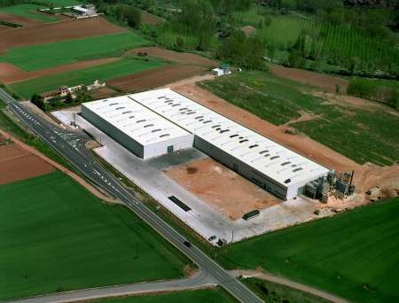30 MILLONES DE EUROS INVERTIDOS Garnica Plywood ha invertido mas de 30 millones de euros desde el 2008 hasta hoy, en ampliar la fábrica de Baños de Río Tobía (12 millones) y en montar una nueva