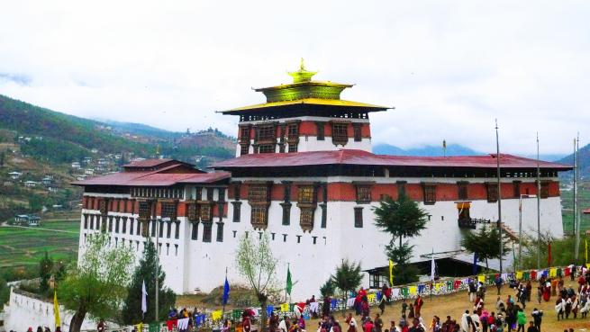 25 de Julio. Delhi-Paro (Bhután) Por la mañana, traslado al aeropuerto de Delhi para tomar el vuelo hacia Paro. Visita al Museo Nacional, al Paro Dzong y Kyichu.