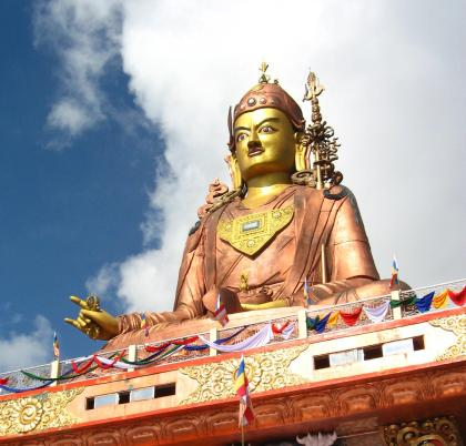 por Lama Druptab Karpo, un maestro tántrico conocido por su poder de volar. Cuenta con más de doscientos años de antigüedad y pertenece a la tradición Nyingma del Budismo Tibetano.