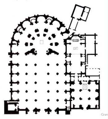 La decisión de Carlos V de situar su mausoleo en la catedral hizo que el arquitecto optara por convertir la cabecera original