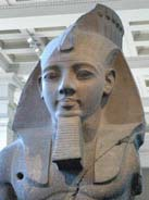 Ejempl: Una muestra de madera recgida en la tumba de Ramsés II tiene una actividad de 470 partículas/hra, mientras que la madera actual tiene una actividad de 700 partículas/hra.
