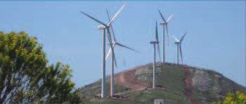 25 2.2.2 ENERGÍA EÓLICA La velocidad del viento atrae grandes fuentes de energía entre las cuales está la eólica, que aprovechando la energía cinética del viento hace mover turbinas, produciendo un
