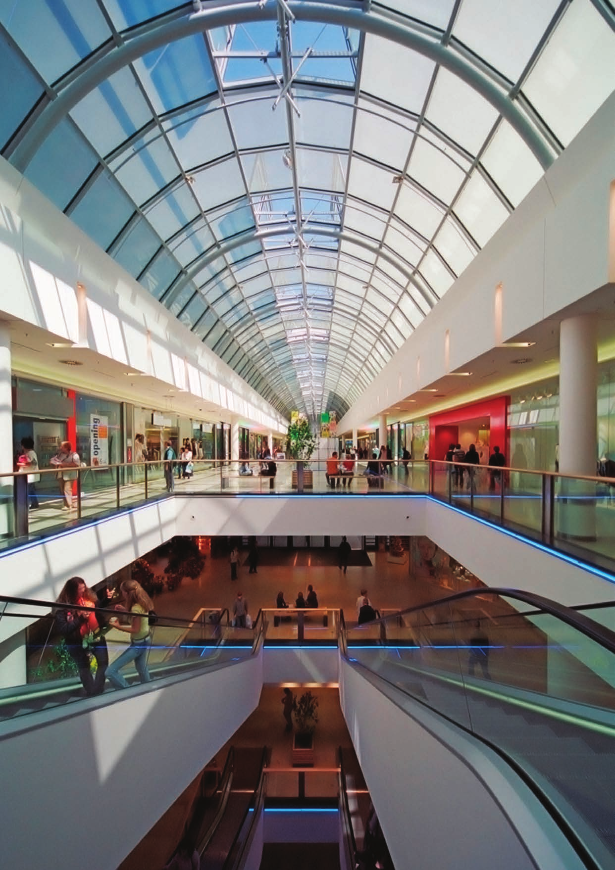 Centros Comerciales Los centros comerciales requieren instalaciones y dispositivos que resistan el uso rudo y que estén diseñados de acuerdo a las altas