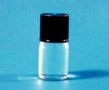 las dosis, que oscilan entre 0,7 y 2 g y se presenta disuelto en botellas de cristal (fig. 3).