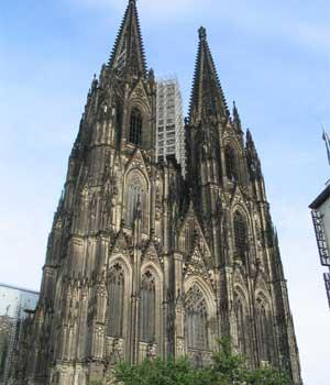 4. La evolución de la arquitectura alemana Tardó algún tiempo el gótico en llegar a Alemania y lo hizo bajo la influencia del gótico francés (la catedral de Magdeburgo se inspira en la de laon)