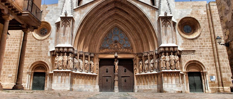 La Catedral de Tarragona es uno de estos ejemplos de convivencia de estilos. No se comenzó hasta el 1171 y se continúa su elevación a un ritmo muy lento, de modo que sólo a fines del S.