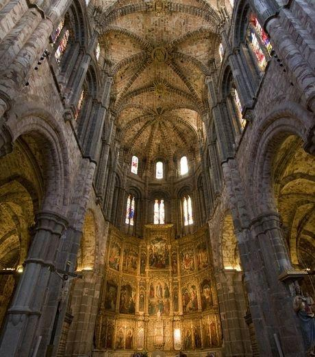 Otro de los ejemplos ineludibles en este estilo de transición es la Catedral de Ávila, comenzada en el año 1172 y fue acabada en el año 1279, en plena época gótica en Castilla.