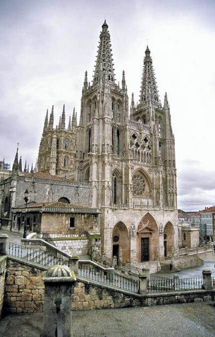 3. Arquitectura española del S. xiii Catedral de Burgos: Parece que hubo un edificio románico bajo los cimientos del actual, del cual aún se conservan restos.