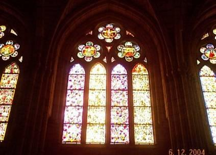 Lo más característico de esta catedral son sus vidrieras, grandes ventanales que se abren en el muro, reduciendo éste a su mínima expresión mientras nutridas filas de arbotantes
